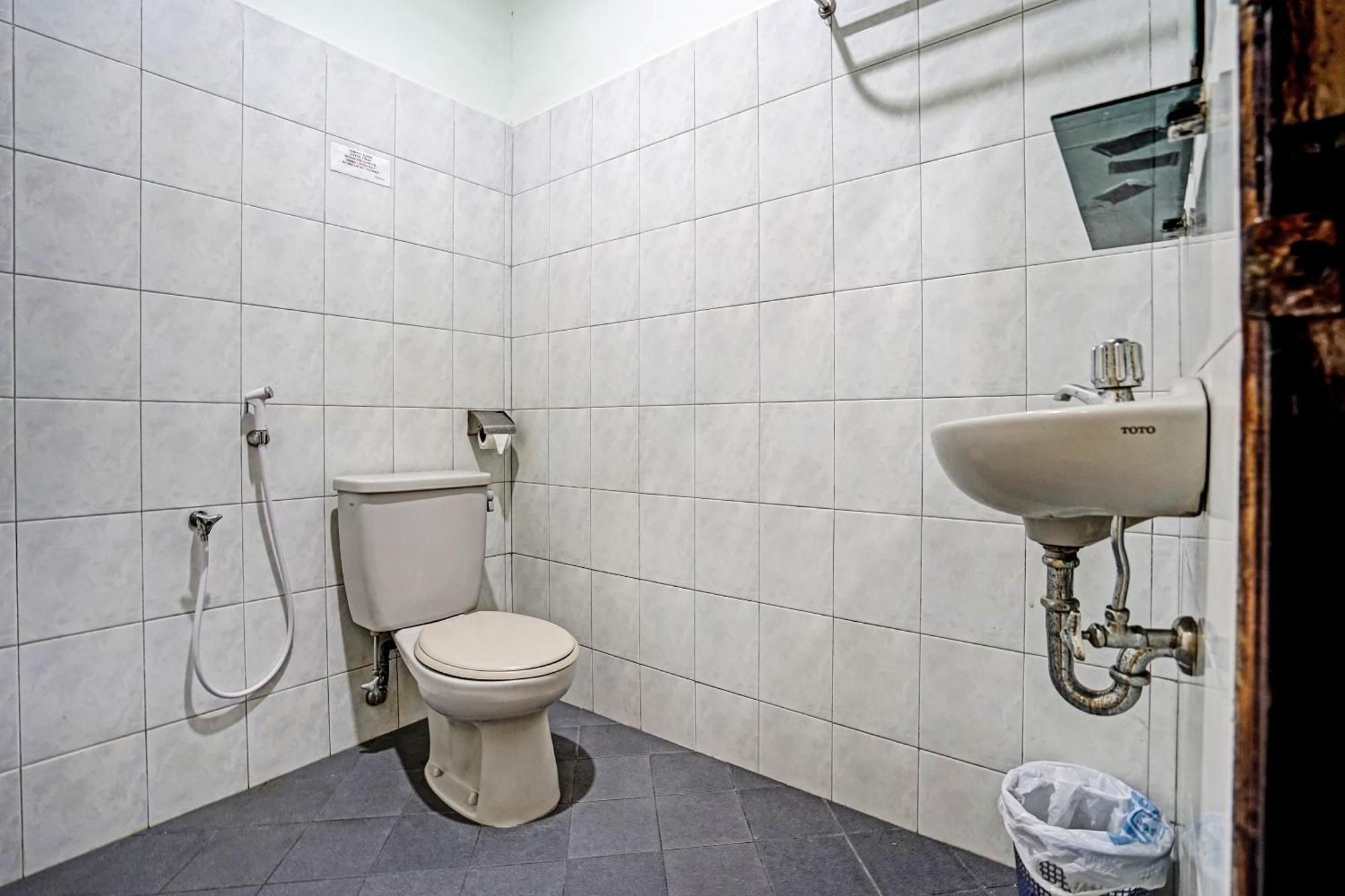 Super Oyo 91805 Hotel Wisma Bari Палембанг Екстериор снимка