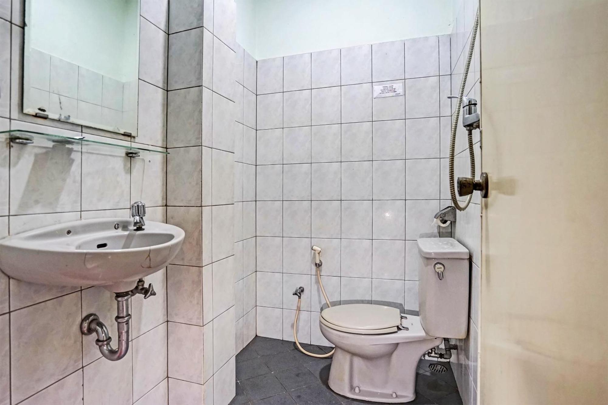 Super Oyo 91805 Hotel Wisma Bari Палембанг Екстериор снимка