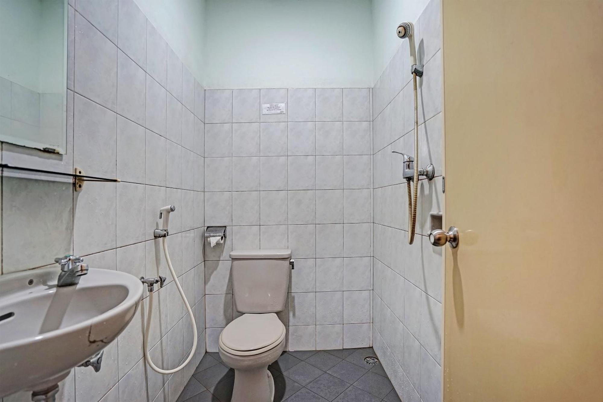 Super Oyo 91805 Hotel Wisma Bari Палембанг Екстериор снимка
